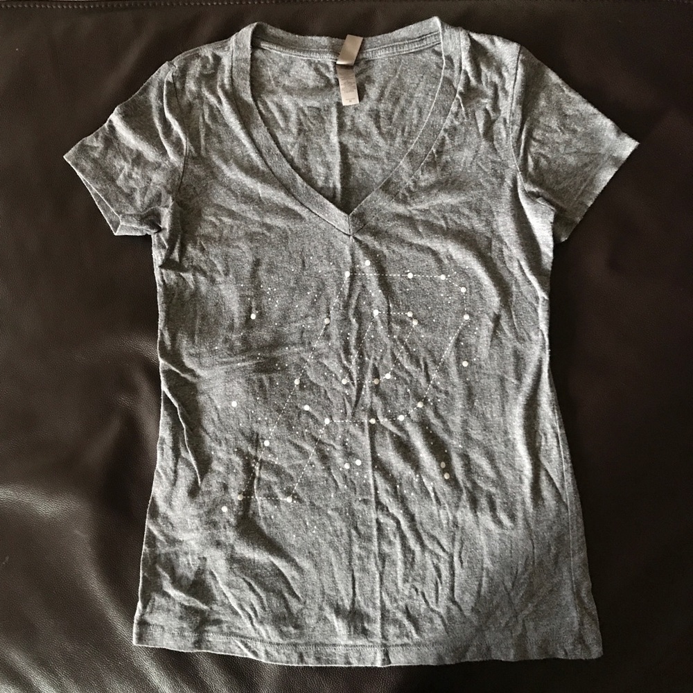 Soft grey v-neck tee with “P” constellation.